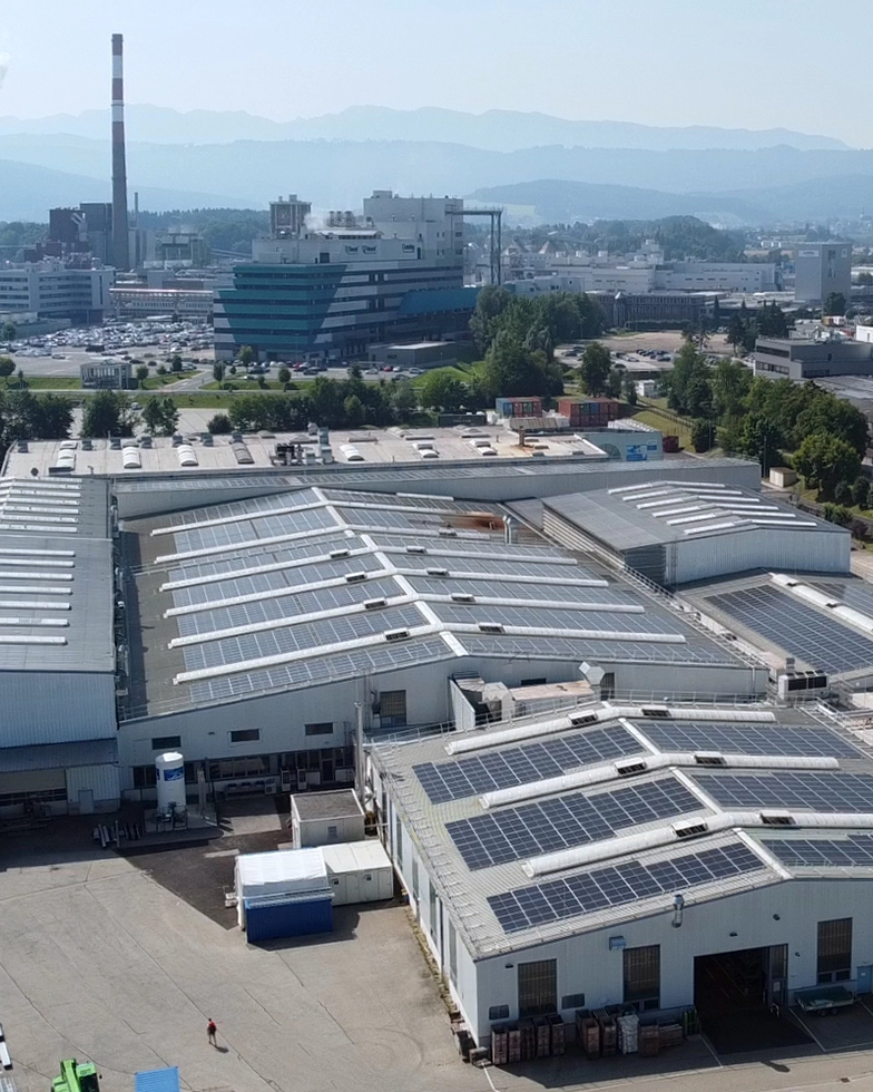 Gebäude im Industriegebiet mit Solardach (Foto)