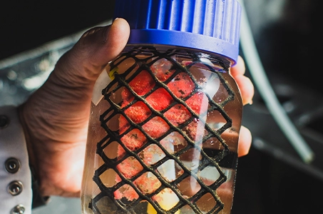  Glasbehälter mit Material in Laborumgebung (Foto)