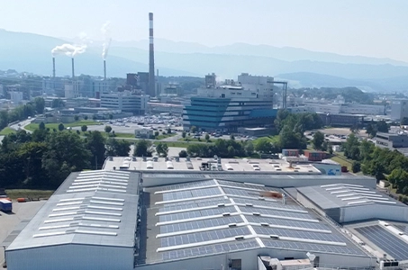 Gebäude im Industriegebiet mit Solardach (Foto)